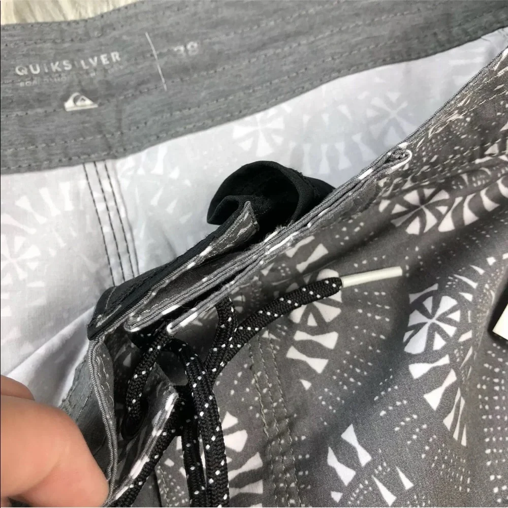 Quiksilver Variable 18” Beach Shorts Gray Quiet Shade Size 38